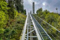 Schrägaufzug Skiflugschanze in Oberstdorf - Der Schrägaufzug, der Dich 70 m hoch zum Schanzenturm bringt, ist barrierefrei.
Auf der Plattform am Turm ist Platz für ungefähr einhundert Besucher, regelmäßig finden Führungen statt. • © Andrea Tyralla