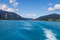 Attersee im Attergau - Oberösterreich - Um den See herum liegen gleich sieben Urlaubsorte, die durch die Attersee-Schifffahrt auch über den Seeweg verbunden sind. Eine Straße rings um den See gibt es natürlich auch.  • © alpintreff.de - Christian Schön