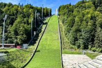 Skiflugschanze (Heini-Klopfer-Schanze) - Oberstdorf im Allgäu - Es gibt nur vier aktive Flugschanzen auf der Welt. Eine davon erwartet Dich in Oberstdorf im Allgäu: die Heini-Klopfer-Schanze. Sie hat einen Hillsize von 235 m. Der Schanzenrekord liegt bei 242,5 m, aufgestellt durch den Slowenen Domen Prevc im März 2022.  • © Andrea Tyralla