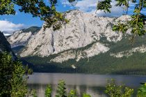 Bilder vom Altausseer See im Sommer - Der See ist 2,6 Kilometer lang und einen Kilometer breit. Die maximale Tiefe liegt bei 73 Metern. • © alpintreff.de - Christian Schön