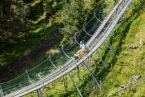 Alpine Coaster - Imst - Tirol - Bilder - Über 3,5 Kilometer und 500 Höhenmeter legst Du dabei zurück - über Wellen, Jumps, einen 450-Grad-Kreisel und jede Menge Kurven. • © alpintreff.de - Christian Schön