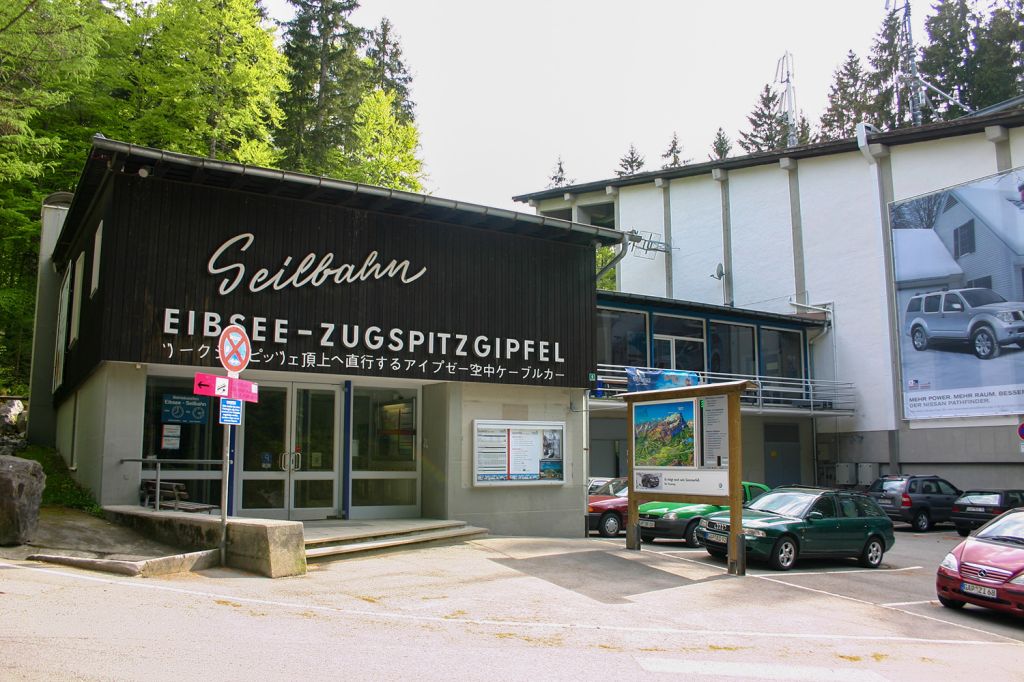 Talstation alte Eibsee-Seilbahn Grainau - Und die Bahn kam gleich einmal mit nur zwei Stützen (65m und 85m hoch und damit kurzzeitig mit die höchsten der Welt) aus.  - © alpintreff.de - Christian Schön