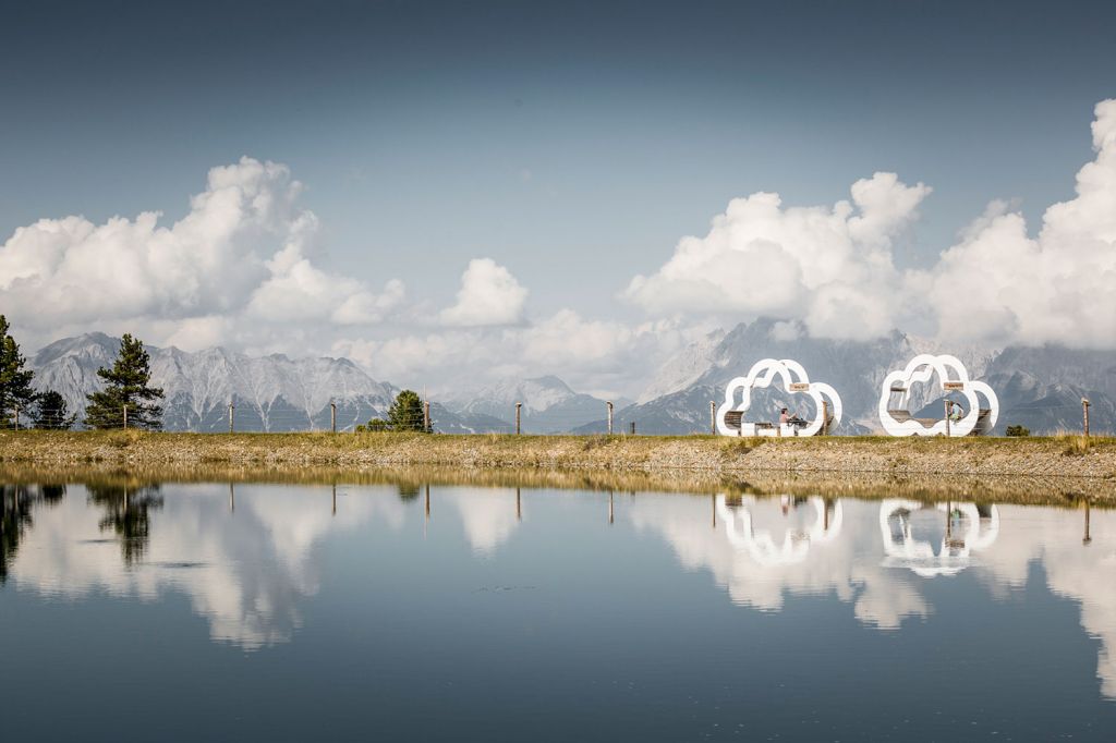 Widiversum - Hochoetz im Ötztal - Das Widiwersum liegt an einem kleinen Speichersee. Es gibt weiters drei Themenwege mit einer jeweiligen Gehzeit von ein bis anderthalb Stunden.  - © Ötztal Tourismus, Rudi Wyhlidal