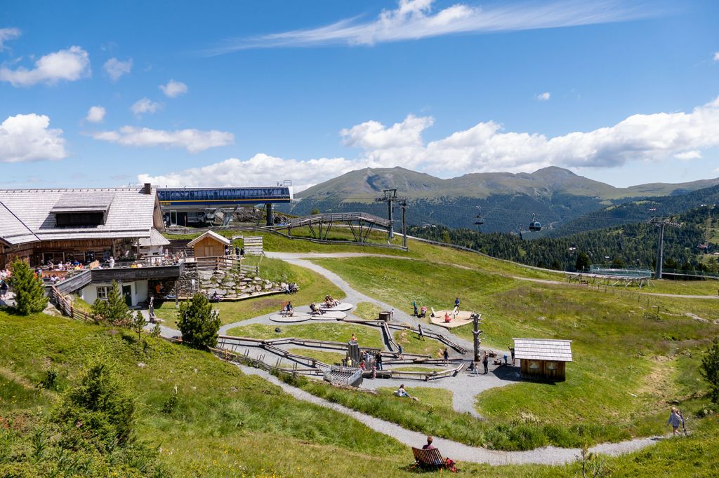 Fast am Ende - Zum Ende hin siehst Du das Ziel: die Bergstation der Panoramabahn mit der AlmZeit-Hütte. Davor befindet sich als Highlight ein großer Sand- und Wasserspielplatz. - © alpintreff.de - Silke Schön