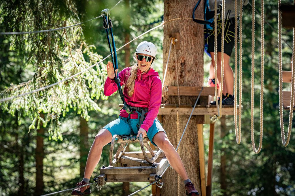 Einfach treiben lassen - Der längste Flying Fox ist 110 Meter lang und Du fliegst über die Rosanna. - © TVB St. Anton, Patrick Bätz