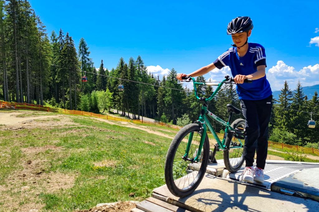 Räder kannst Du leihen - Praktisch: Vor Ort befindet sich eine Bike Schule sowie ein Bike Verleih.  - © Dei Hotel Schönblick