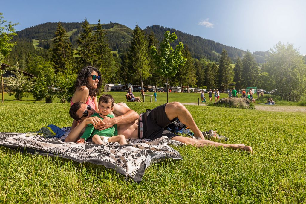 Baden im Grüntensee - Zum Campingplatz gehört ein Naturbadeplatz mit großer Liegewiese und Steg. - © Camping Grüntensee International