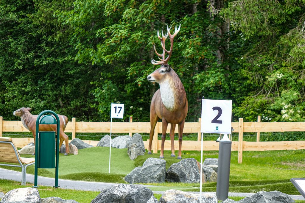 Lebensgroß - Stärken kannst Du Dich am Kiosk. Bei Regen bleibt der Minigolfplatz geschlossen.  - © Tourismus Hörnerdörfer