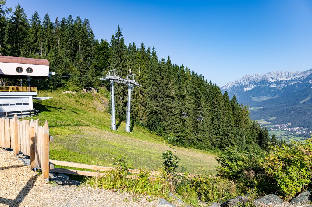 Aussicht ins Tal - Außerdem gibt es den aussichtsreichen Astbergsee und zum einkehren die Blattalm. - © alpintreff.de - Silke Schön