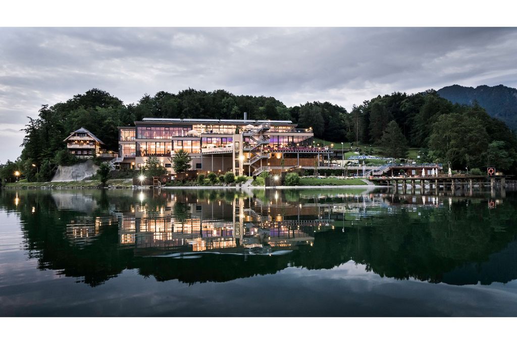 Von außen noch schöner - Abends, wenn die Therme beleuchtet sind, sehen sie besonders einladend aus. - © Gemeinde Kochel am See / Kristall Therme