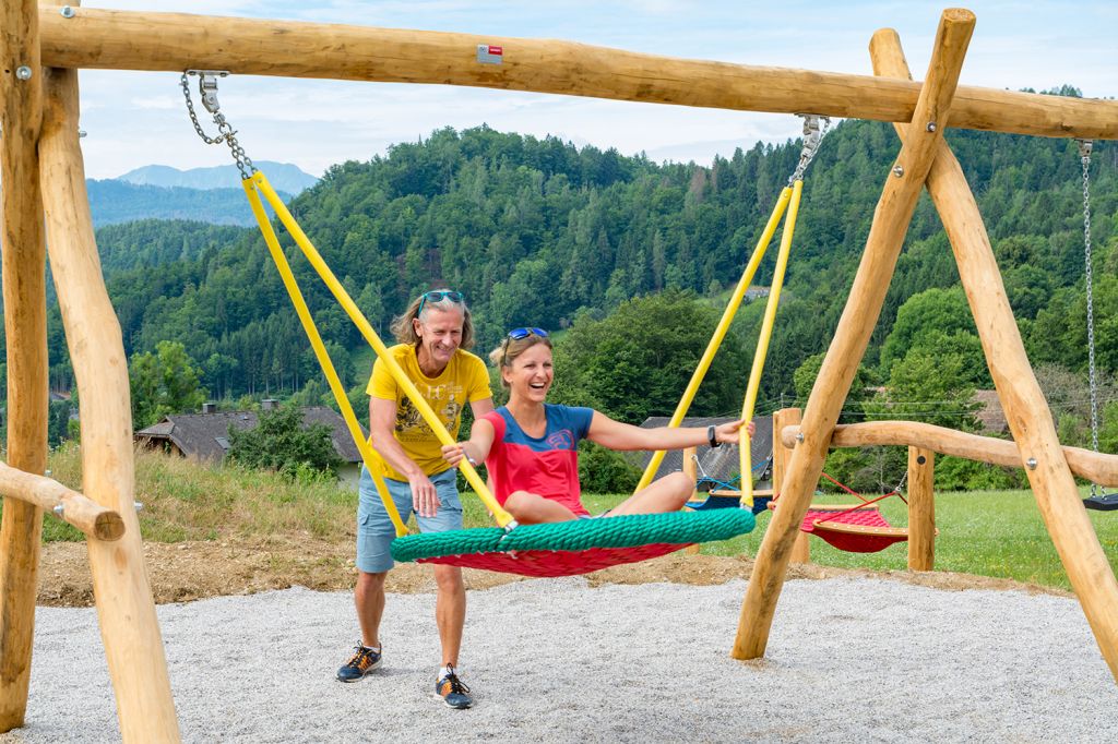 Locker lassen  - Damit macht der Slow Trail Schaukelweg seinem Namen alle Ehre - und freut Kinder besonders. Aber auch und vor allem Erwachsene sind eingeladen, die Leichtigkeit des Seins zu spüren.  - © Wörthersee Tourismus, fatzi.at