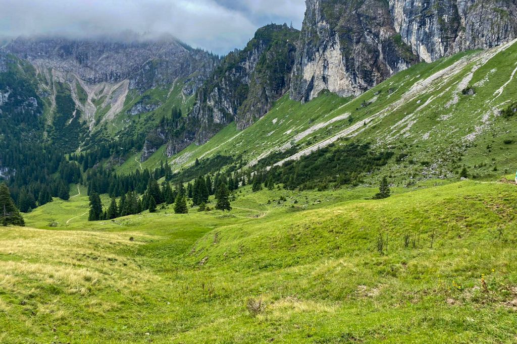 Aussicht vom Juwelenweg - Du fährst mit der Breitenbergbahn hinauf, nimmst dann die Hochalpbahn und an deren Bergstation geht es los. Der Weg endet an der Hochalphütte neben der Bergstation der Breitenbergbahn.  - © Tina Lutz