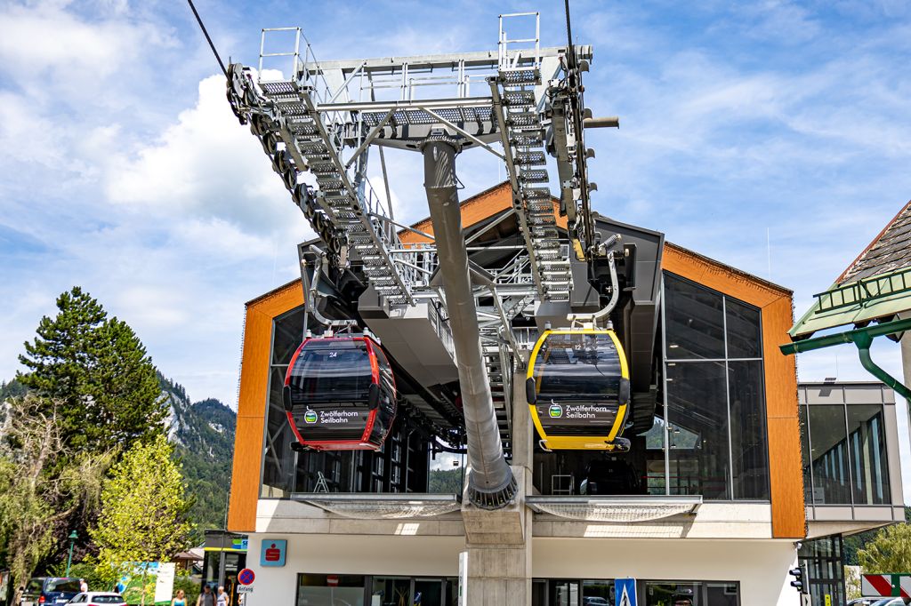 Erkennungszeichen der Zwölferhorn-Seilbahn - Geblieben sind die roten und gelben Kabinen, die idealerweise immer abwechselnd fahren, so wie bei der alten Bahn aus dem Jahr 1957 auch. - © alpintreff.de - Christian Schön