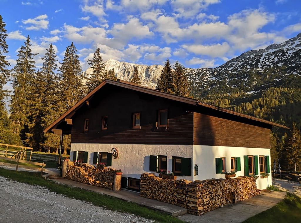 Tillfussalm - Wildermieming - Die gemütlich-urige Alm bietet Dir leckere und hausgemachte Tiroler Schmankerl. - © Tillfussalm