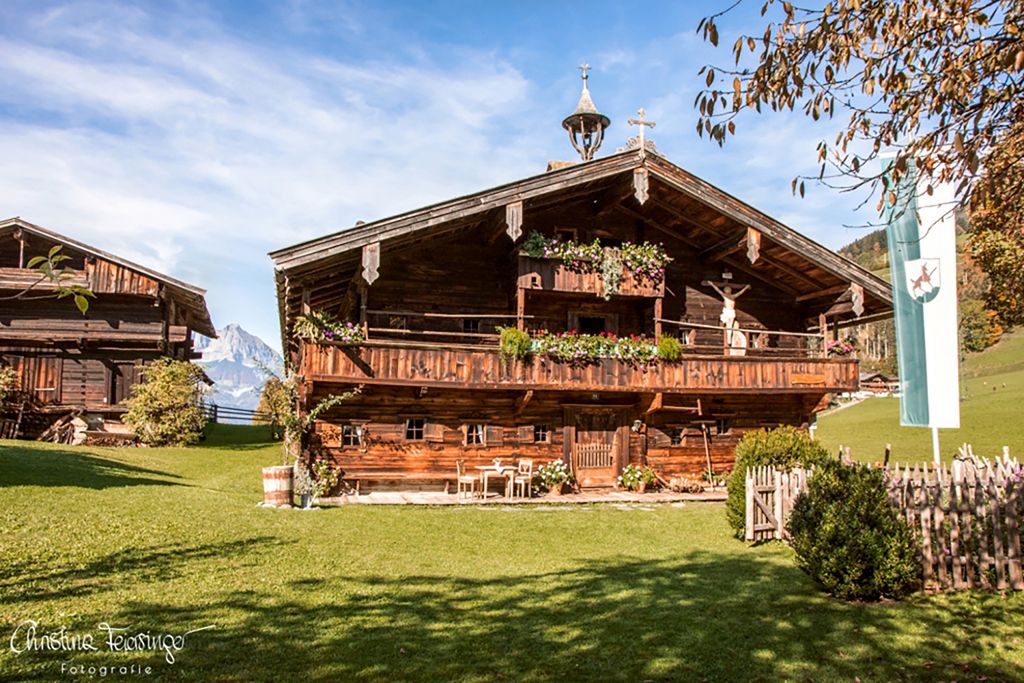 Bauernhausmuseum - Kitzbühel - Obern Rinderstall wird auch heute noch die Tenne gebaut, hier wird das Heu und Futter für die Tiere gelagert. Zudem findest Du Nebengebäude wie Waschküche, Backofen, Bienenhütte… - © Bauernhausmuseum, Christina Feiersinger