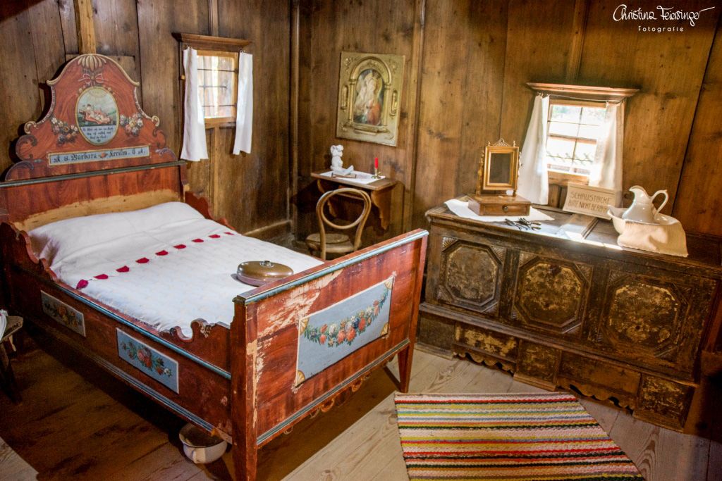 Bauernhausmuseum - Kitzbühel - Bei einem Einhof ist das Wohnhaus direkt an die Stallung sonnseitig angebaut, da der Stall im Winter (oft mit viel Schnee), so leichter erreichbar war.  - © Bauernhausmuseum, Christina Feiersinger