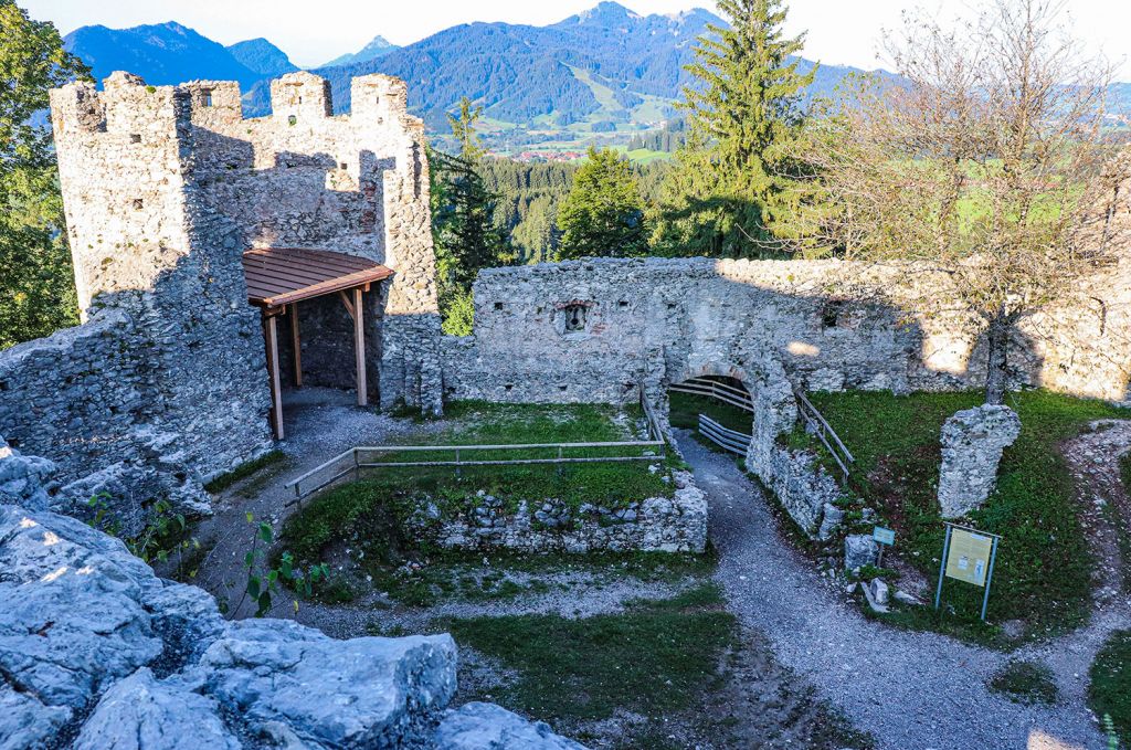 Burg Hohenfreyberg - Eisenberg - Die Burg Hohenfreyberg gehört zu den am besten erforschten Burgruinen in Deutschland.  - © Tourist-Info Honigdorf Seeg