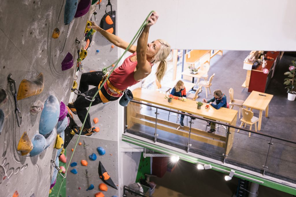 DAV-Kletterzentrum - Bischofswiesen - Die Kletter- und Boulderhalle hat eine Fläche von über 2.000 m². - © DAV Kletterzentrum Bischofswiesen