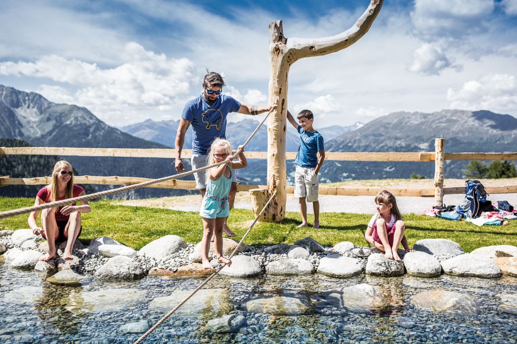 Zirbenpark - Pitztal - Viele Spielmöglichkeiten mit Wasser gibt es im Zirbenpark. Wechselsachen nicht vergessen. ;-) - © Hochzeiger Bergbahnen, Daniel Zangerl