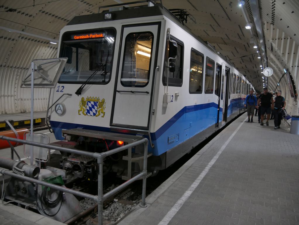 Zahnradbahn auf die Zugspitze - Zug im Gletscherbahnhof. Die neuen Züge wurden übrigens im Jahr 2006 beschafft. - © alpintreff.de / christian Schön