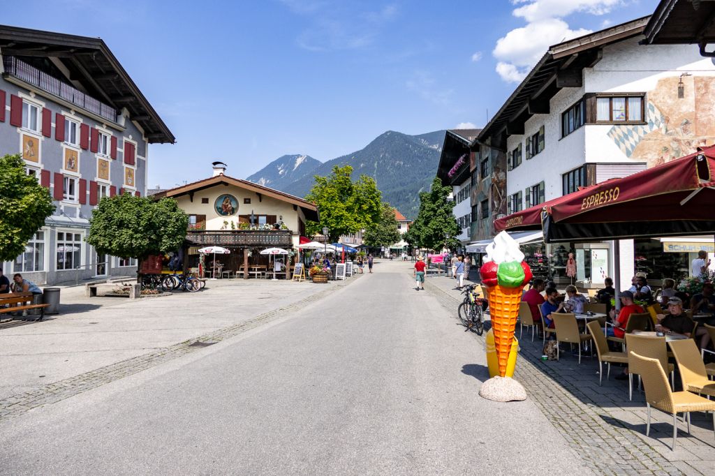 Fußgängerzone Garmisch - Früher musste man deutlich mehr auf die Autos aufpassen. Seitdem der Verkehr komplett um die Innenstadt von Garmisch umgeleitet wird, ists angenehmer. - © alpintreff.de