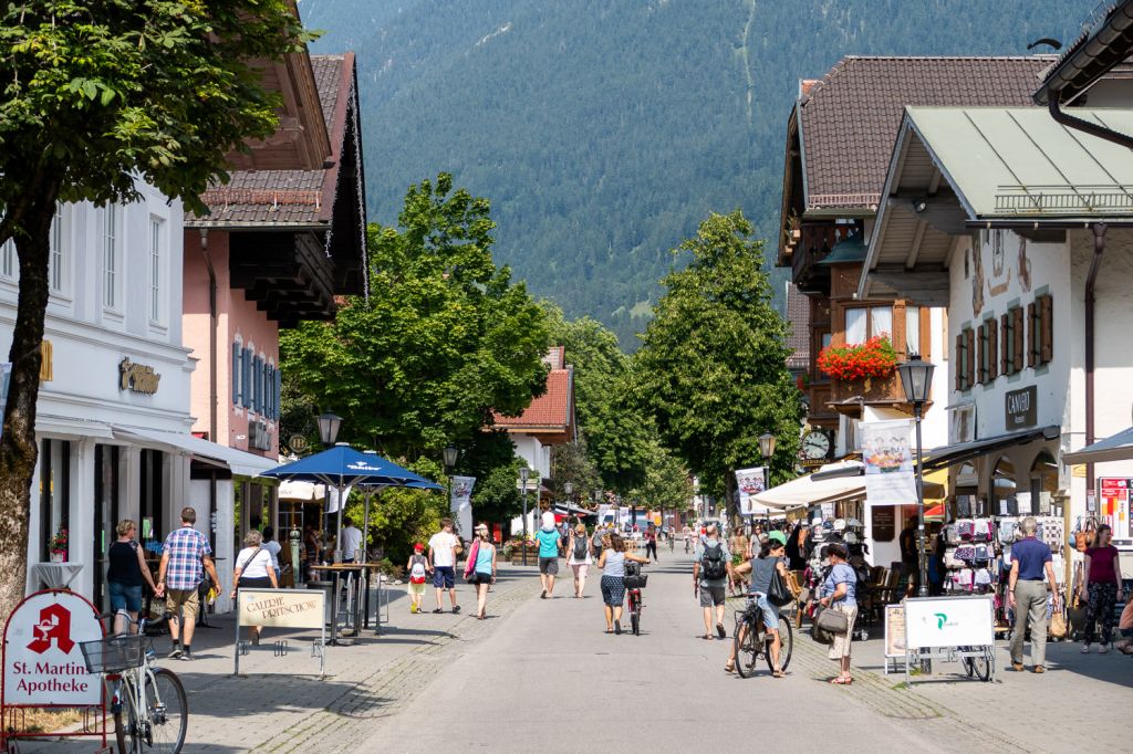 Ein Bummel in Garmisch ist beliebt - Garmisch ist halt kein ausschließlicher Touri-Ort. In der Fußgängerzone ist eigentlich immer reges Treiben und man bummelt und setzt sich in ein Cafe oder einen kleinen Biergarten in der Peripherie. - © alpintreff.de