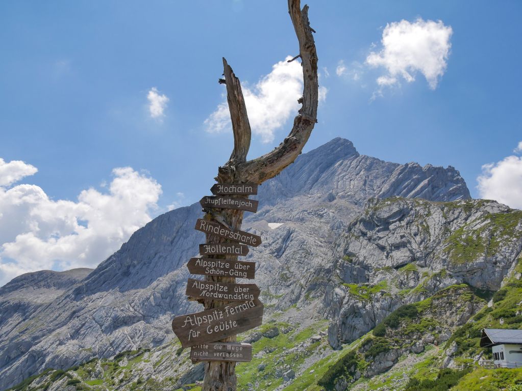 Osterfelder Kopf - Blick auf Alpspitze - Neben der Zugspitze ist die Alpspitze eins der beliebtesten Ziele der alpinen Kletterer in Garmisch. 2.628 Meter ist sie hoch. Wer sich den Aufstieg bis zur Fotoposition an der Bergstation der Alpspitzbahn sparen möchte, kann natürlich die Seilbahn nehmen. Ein paar Meter weiter rechts befindet sich dann die Aussichtsplattform AlpspiX. - © alpintreff.de