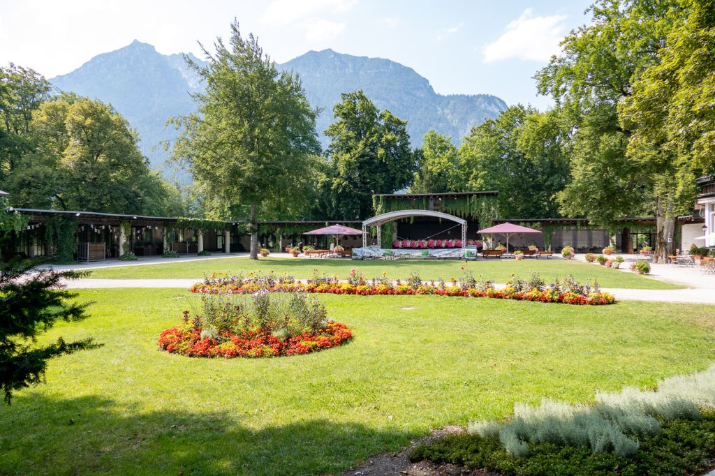 Michael Ende Kurpark in Garmisch - Mit Michael Ende, der im Jahr 1929 in Garmisch geboren wurde, assoziert sich Garmisch immer gerne. Unter anderem ist der Kurpark nach dem prominenten Garmischer Schriftsteller benannt, der insbesondere durch die Werke „Unendliche Geschichte“ und „Momo“, dessen Erscheinungsjahr sich gerade 2023 jährte, berühmt wurde. - © alpintreff.de