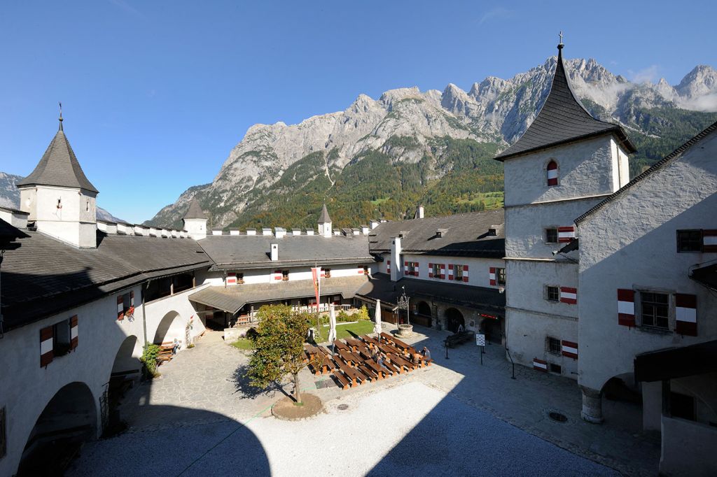 Der Burghof - Die Burg diente lange als Gefängnis. - © salzburg-burgen.at