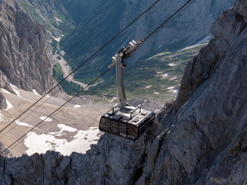 Bayerische Zugspitz-Seilbahn - Von der österreichischen Seite aus lässt sich die Einfahrt der Kabinen aus einem anderen Winkel beobachten - © alpintreff.de / christian Schön