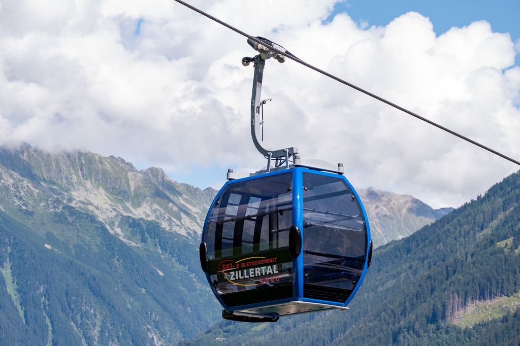 Finkenberg I - Die 10er Gondeln sorgen bei der Seilbahn für eine maximale Förderleistung von ca. 2.400 Personen pro Stunde. Das hält die Wartezeiten im Regelfall in Grenzen. - © alpintreff.de / christian Schön