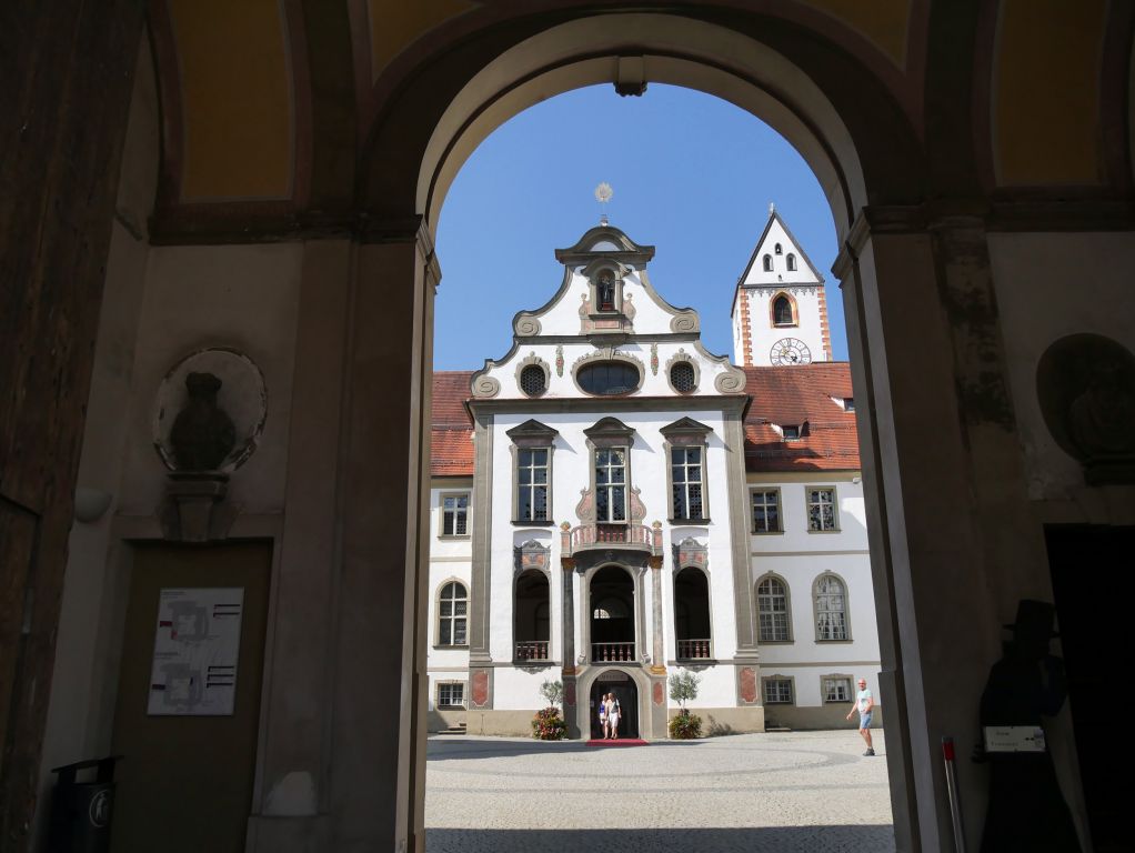 Benediktinerkloster St. Mang - Im ehemaligen Benediktinerkloster St. Mang ist heute ein Museum, die Stadtverwaltung und die Stadtpfarrkirche untergebracht. - © alpintreff.de - Christian Schön