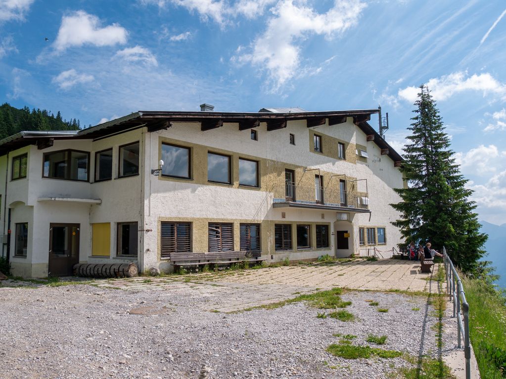 Bergstation der alten Hahnenkammbahn bis 2010 - Ehemaliger Eingangsbereich der alten Hahnenkammbahn, die bis 2010 in Betrieb war. Der Zahn der Zeit hat sichtbar am Gebäude genagt, aber es steht derzeit noch immer. - © alpintreff.de / christian schön