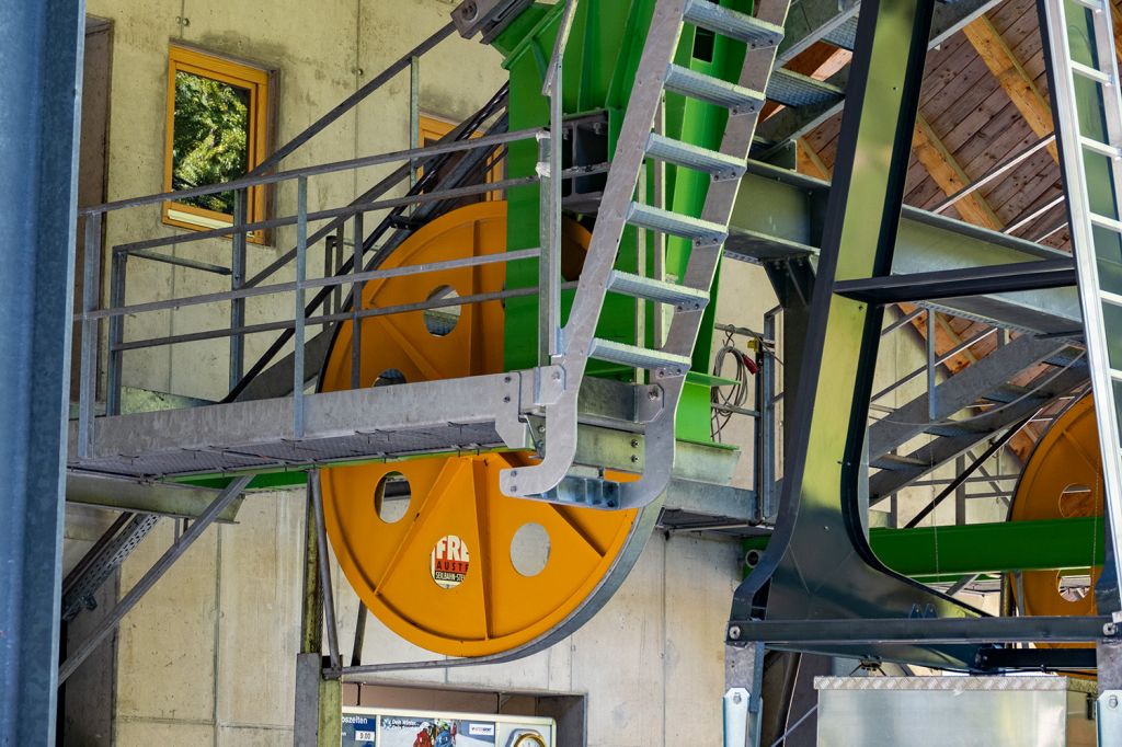 Herzogstandbahn - Umlenkscheiben Zugseil - Mit diesen Umlenkscheiben wird das Zugseil der Seilbahn zum Antrieb umgeleitet. - © alpintreff.de / christian Schön