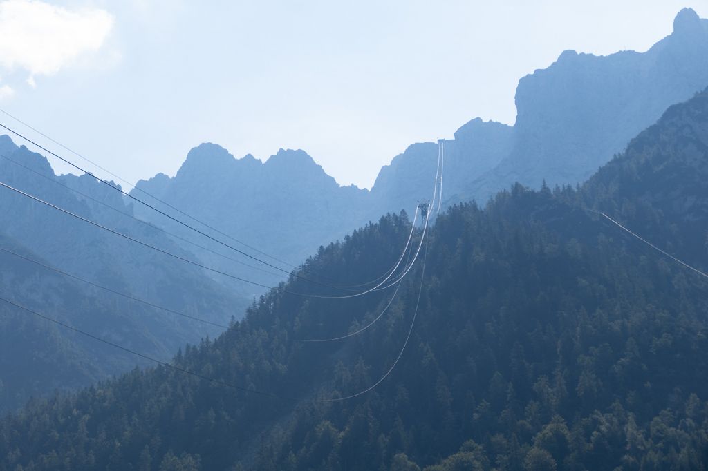 Karwendelbahn Mittenwald - Wie schon geschrieben - leider hatten wir keine Zeit für eine Auffahrt und so verabschieden wir uns mit einem Blick auf den Karwendel im magischen Dunst. - © alpintreff.de / christian Schön