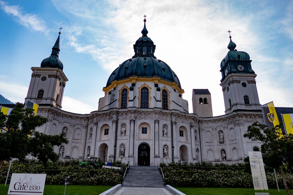 Kloster Ettal - Klosterbasilika - Und dann machen wir uns mal auf den Weg in die Basilika. Herrlich, hier vor dem richtigen Sonnenaufgang. - © alpintreff.de / christian Schön