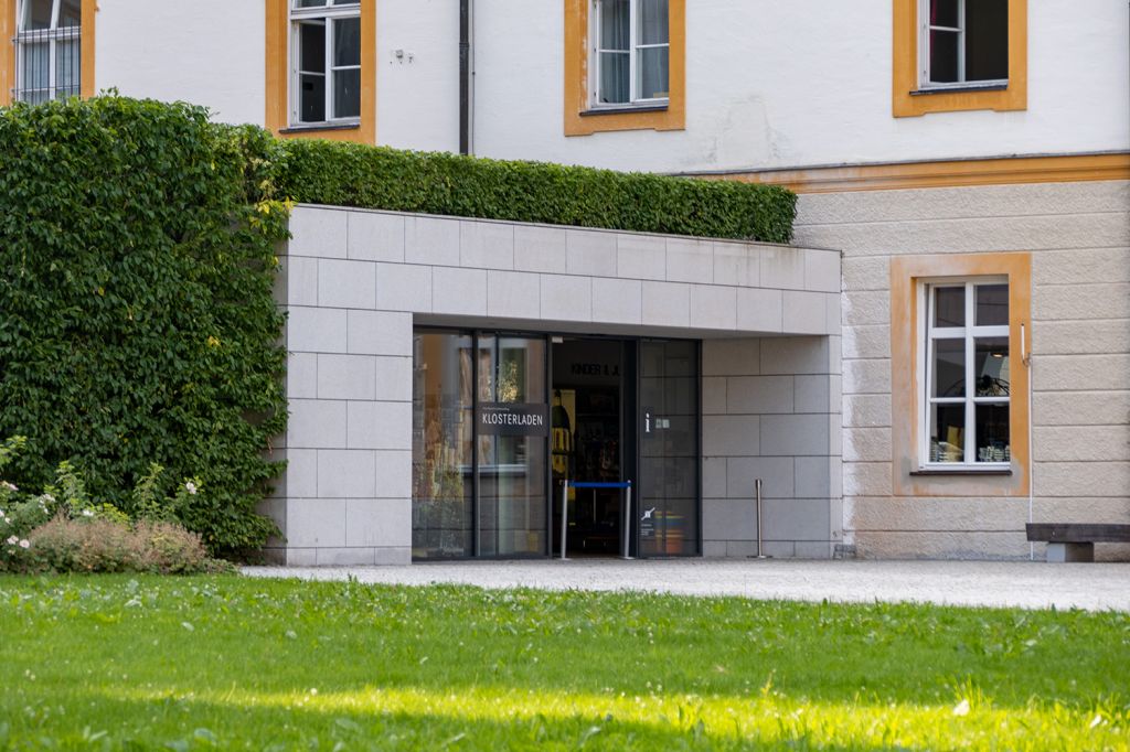 Kloster Ettal - Klosterladen - Im Klosterladen gibt es neben Souvenirs natürlich auch die Produkte der Klosterbrauerei und vor allem der Destillerie zu kaufen. - © alpintreff.de / christian Schön