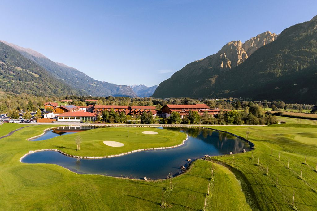 Genuss: versprochen - Nach der Partie kannst Du es Dir im Restaurant gutgehen lassen. Ein ProShop bietet Dir alles für die perfekte Ausüstung. - © Dolomitengolf, Martin Lugger