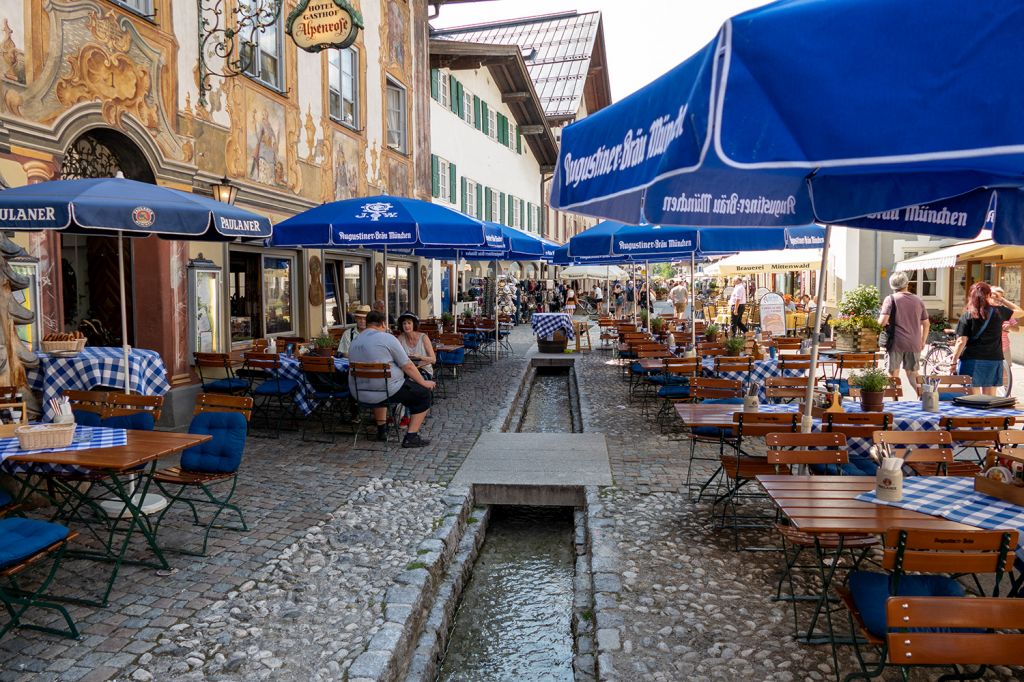 Mittenwald - Nach so viel Kultur tut auch mal ein Radler nicht schlecht. Am Obermarkt. - © alpintreff.de / christian Schön