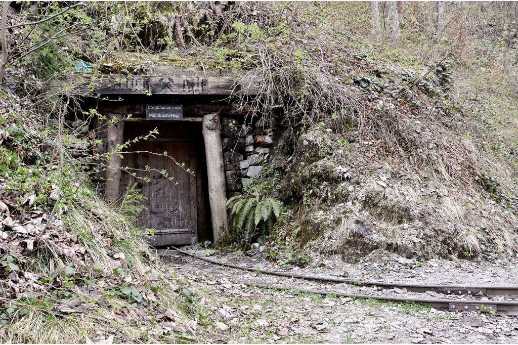 Große Gerätschaften sind draußen - Draußen gibt es die großen Ausstellungsstücke wie Grubenloks und Hunten sowie eine 150 Meter lange Runde mit der Feldbahn . - © Hochkönig Tourismus GmbH