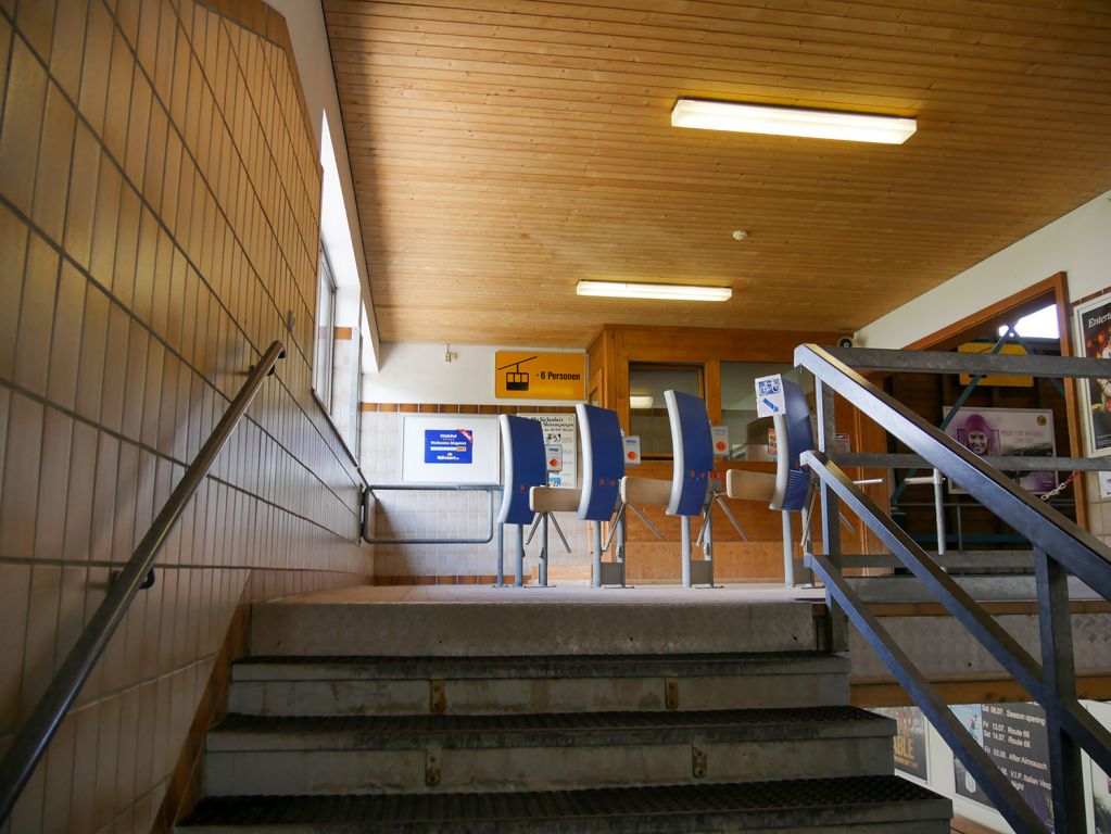 Retro-Charme in der Talstation - Der Eingangsbereich der Talstation wirkte auf mich erstaunlich alt. Eher aus den 60ern als aus 1984. - © alpintreff.de / christian schön