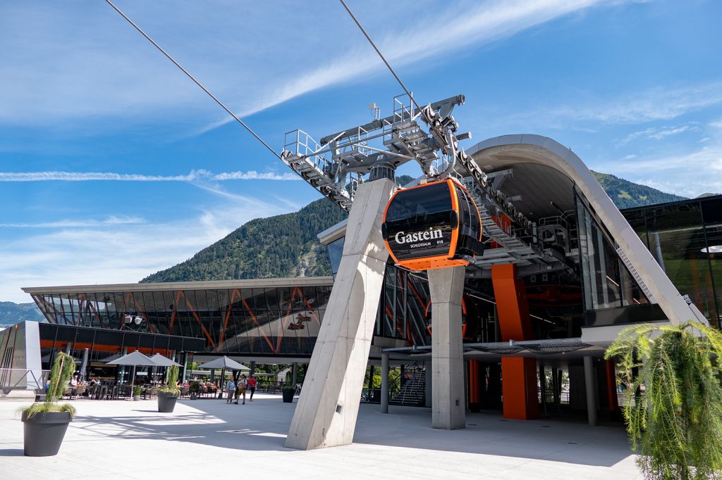 Schlossalmbahn Bad Hofgastein - Talstation der neuen Schlossalmbahn. 2018 fertiggestellt ersetzt die neue Anlage die ehemalige Standseilbahn. Parallel zur zweiten Sektion ergänzt sie im Winter die ehemalige Pendelbahn. Im Sommer ist ausschließlich die neue Anlage in Betrieb. - © alpintreff.de / christian Schön