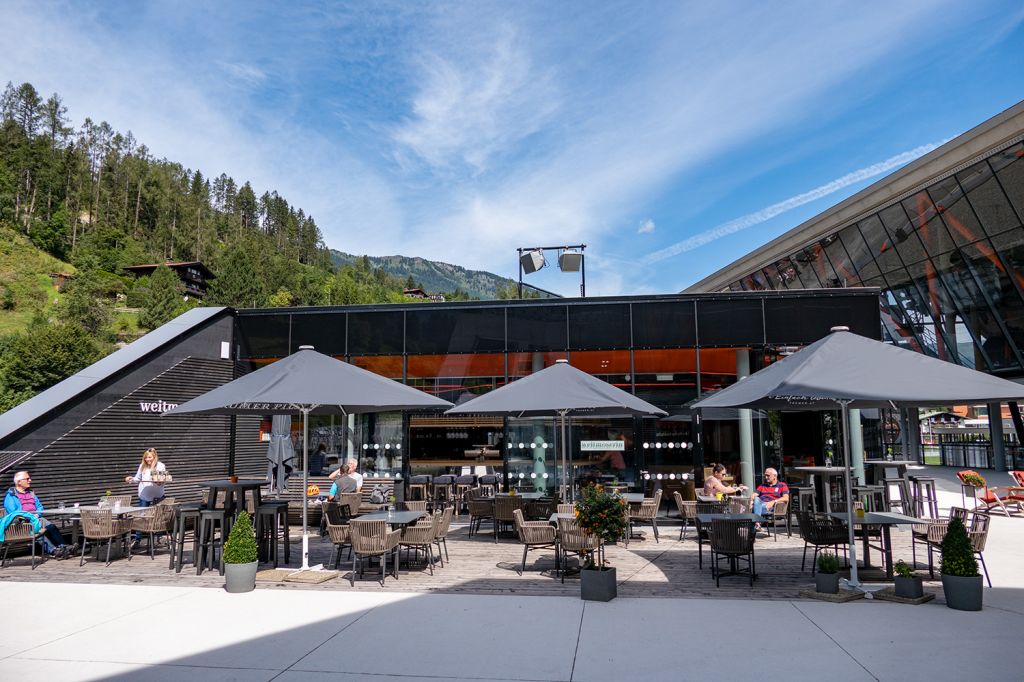 Schlossalmbahn Bad Hofgastein - Das Bistro in der Talstation ist luftig und man kann einen schönen Ausblick aufs Bergpanorama genießen. - © alpintreff.de / christian Schön