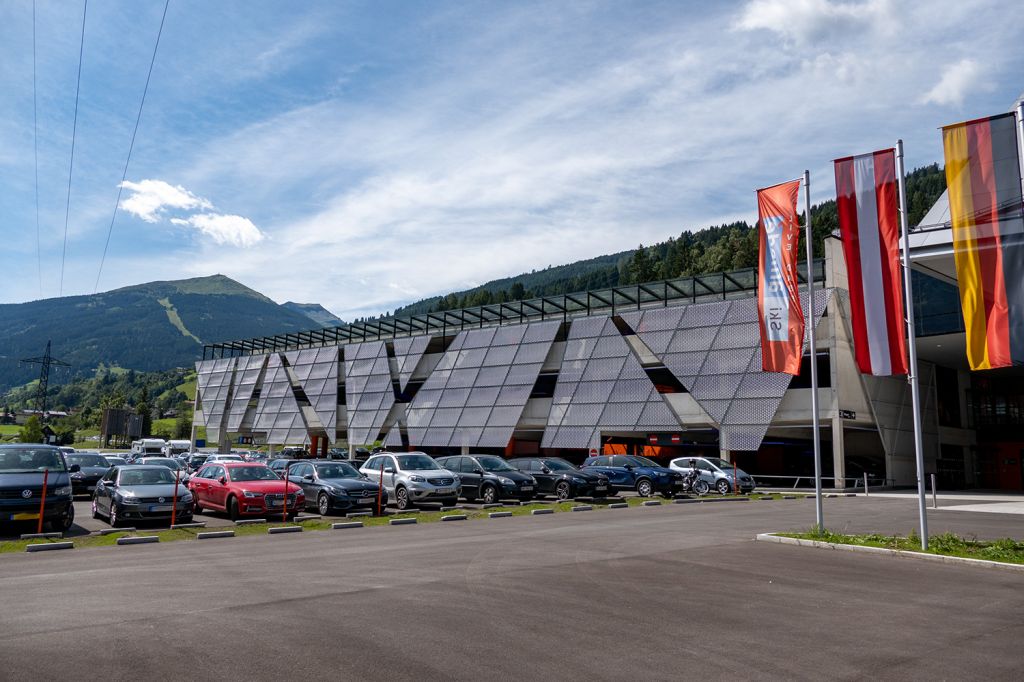 Schlossalmbahn Bad Hofgastein - Für ausreichend Parkplätze sorgt das neue Parkhaus. Wohnmobile werden aber auch vor dem Parkhaus einen Platz mit ausreichender Höhe finden. - © alpintreff.de / christian Schön