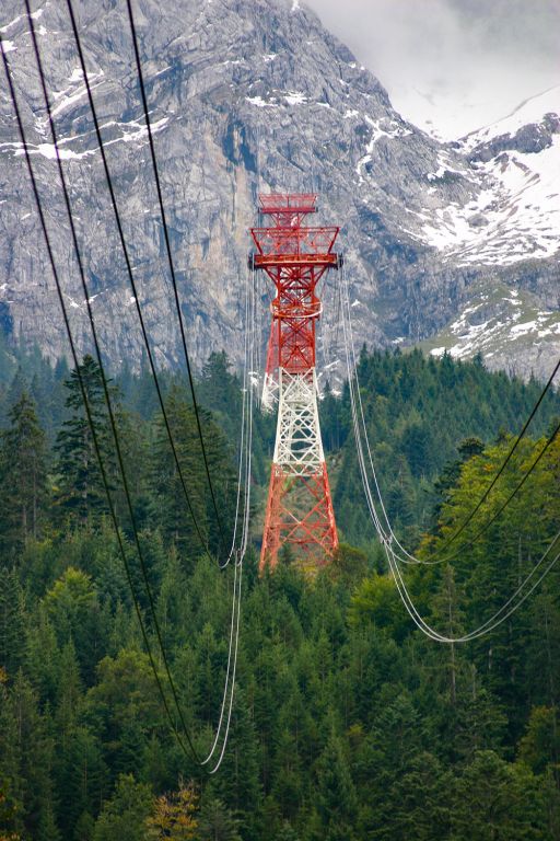 Zwei Stützen reichten aus - Zwei Stützen reichten damals bereits aus, um die Seilbahn zur Zugspitze zu bauen. Die erste war 65 Meter hoch, die zweite 85 Meter. Die Stützen waren damals für kurze Zeit die höchsten der Welt. - © alpintreff.de / christian schön