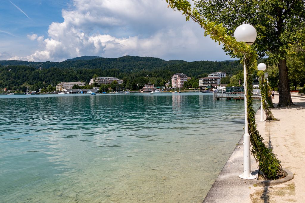 Der Wörthersee - Die Promenade mit dem traumhaften Wasser. - © alpintreff.de / christian Schön