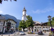 Die Kreuzung kennt wohl jeder Tourist: Im Haus rechts war früher Käthe Wohlfahrt links seit Kindheitsgedenken eine Apotheke. Und im Hintergrund die Garmischer Pfarrkirche St. Martin. Rechts gehts in die Fußgängerzone. • © alpintreff.de