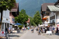 Ein Bummel in Garmisch ist beliebt - Garmisch ist halt kein ausschließlicher Touri-Ort. In der Fußgängerzone ist eigentlich immer reges Treiben und man bummelt und setzt sich in ein Cafe oder einen kleinen Biergarten in der Peripherie. • © alpintreff.de