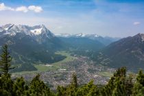 Gigantische Aussicht vom Wank - Der Wank ist der Sommerberg von Garmisch. Die Wankbahn führt hinauf und so ist dieses herrliche Fleckchen Oberbayerns für die meisten Leute gut zu erreichen, auch wenn sie nicht so gut zu Fuß sind. Es präsentiert sich ein fantastischer Ausblick auf Alpspitze und Zugspitze im linken Bildteil. Rechts im Bild ist der Kramer, welcher als der heimliche Hausberg der Garmischer gilt. • © alpintreff.de