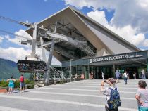 Es sei der Seilbahnen noch nicht genug. Die wohl wichtigste Seilbahn der Garmischer ist die Seilbahn Zugspitze wie sie heute heißt. Im Jahr 2017 wurde sie für etwa 50 Millionen Euro neu gebaut und schickte die Vorgängerin, die Eibsee-Seilbahn, in Rente. 

Neben der Fahrt mit der Seilbahn gelangt man aber auch immer noch mit der Zahnradbahn und der Gletscherbahn auf die Zugspitze. Die Fahrt dauert allerdings dann deutlich länger. Auch eine Rundfahrt mit allen drei Bahnen ist möglich. • © alpintreff.de